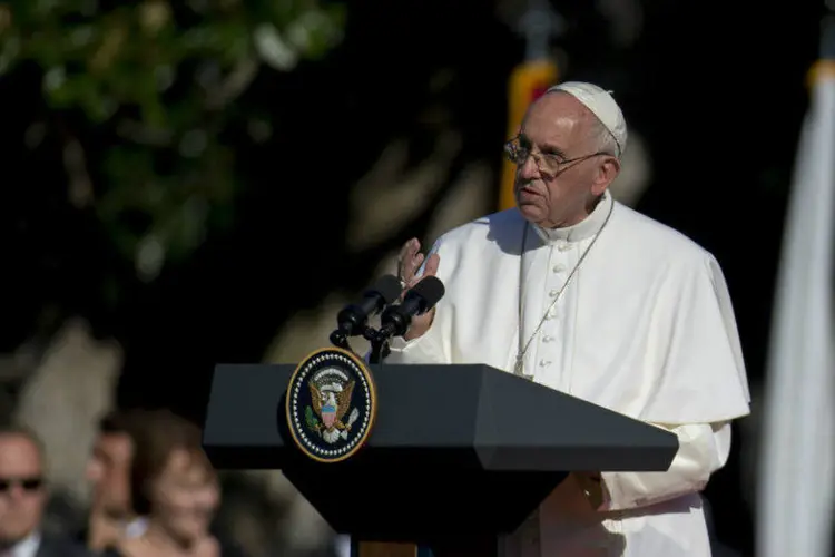 
	Papa Francisco: &quot;As hist&oacute;rias dram&aacute;ticas de milh&otilde;es de homens e mulheres interpelam a comunidade internacional, diante da apari&ccedil;&atilde;o de inaceit&aacute;veis crises humanas em muitas regi&otilde;es do mundo&quot;
 (Andrew Harrer/Bloomberg)