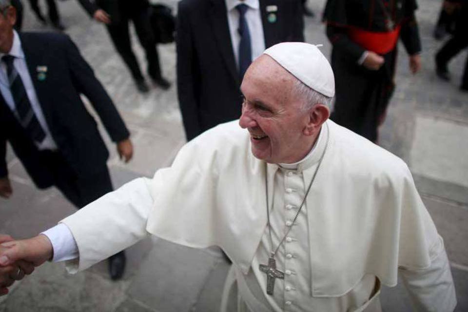Criança fura bloqueio e entrega carta com pedido ao papa