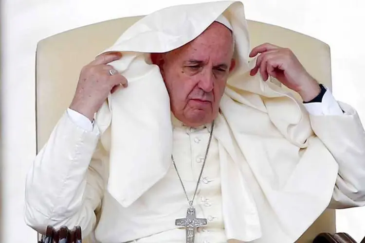 
	Papa Francisco no Vaticano: &quot;esta guerra pesa de uma maneira cada vez mais intoler&aacute;vel sobre os ombros dos pobres&rdquo;
 (REUTERS/Tony Gentile)