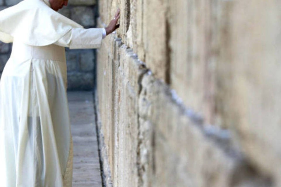 Papa reza com líderes israelense e palestino