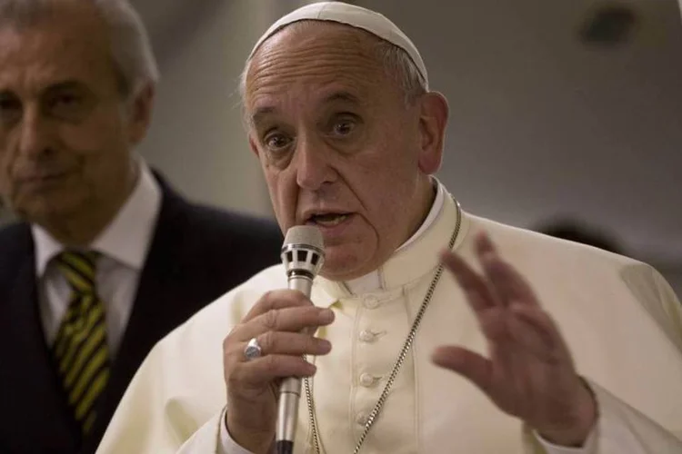 Papa Francisco conversa com repórteres a bordo do voo papal na sua volta para o Vaticano, depois de uma viagem para o Oriente Médio (Andrew Medichini/Reuters)