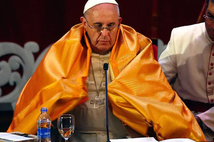 
	Papa Francisco veste manto durante encontro com antirreligioso no Sri Lanka: ele tem procurado criar mais santos na &Aacute;sia
 (REUTERS/Stefano Rellandini)