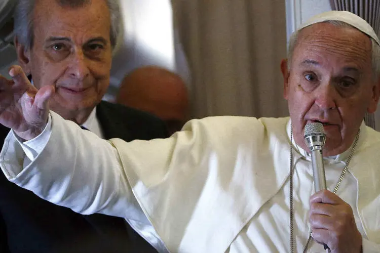 
	Papa Francisco: Mahmoud Abbas seria um anjo da paz &quot;destruindo o esp&iacute;rito mau da guerra&quot;
 (Stefano Rellandini/Reuters)