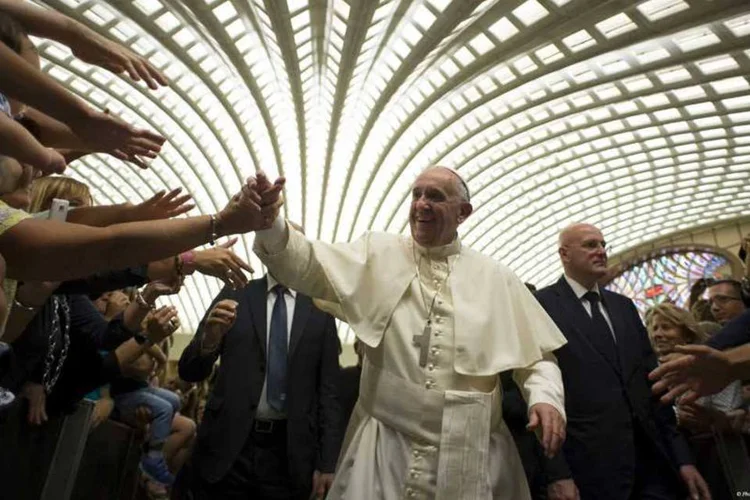 
	Papa Francisco cumprimenta fi&eacute;is no Vaticano: o papa usou o ingl&ecirc;s em alguns de seus pronunciamentos durante uma viagem ao Sri Lanka e &agrave;s Filipinas
 (REUTERS/Osservatore Romano)