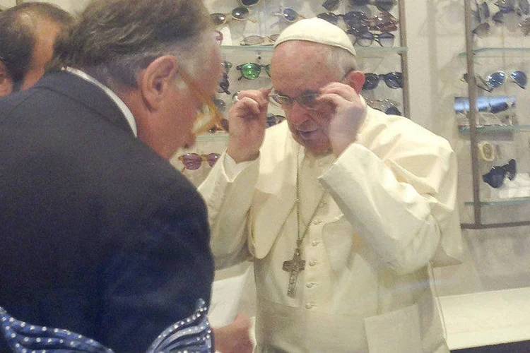 Papa Francisco em ótica da Via del Babuino, no centro histórico de Roma (Chiara Apollonj/Reuters)