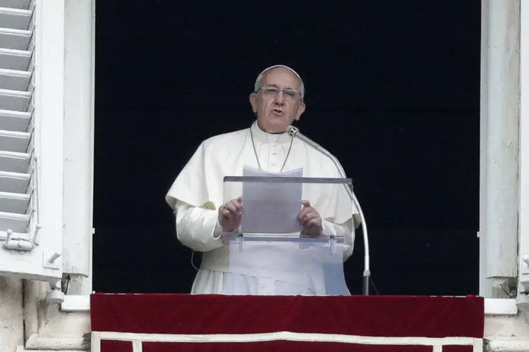 
	Papa Francisco, em discurso: o pont&iacute;fice pediu que fi&eacute;is orassem pela paz no Oriente M&eacute;dio e no Norte da &Aacute;frica, lembressem os mortos, os feridos e os refugiados
 (Max Rossi/Reuters)