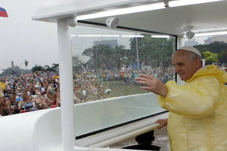 
	Papa Francisco acena para fi&eacute;is do ve&iacute;culo papal ao chegar para uma missa nas Filipinas: o pont&iacute;fice visitou o pa&iacute;s entre 15 e 19 de janeiro
 (Cheryl Ravelo/REUTERS)
