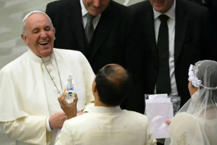 Papa Francisco recebe recém-casados em audiência no Vaticano (Vincenzo Pinto/AFP)