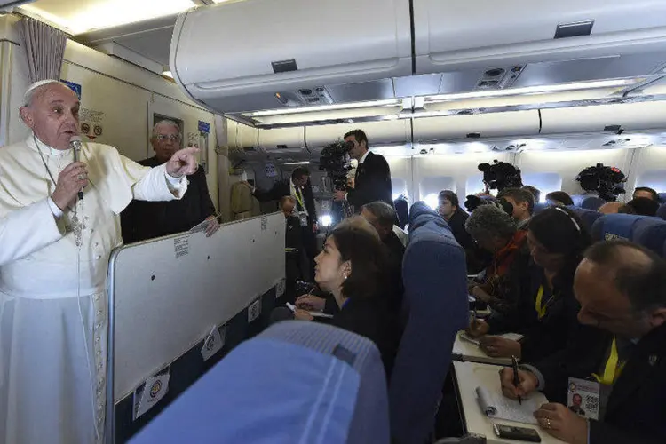 Papa Francisco é visto à bordo do avião papal: "Tenho o plano de visitar Bolívia, Paraguai e Equador este ano" (Giuseppe Cacace/Pool/Reuters)