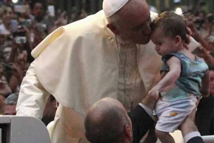 
	&quot;Nesta hora, os bra&ccedil;os do papa se alargam para abra&ccedil;ar a inteira na&ccedil;&atilde;o brasileira, na sua complexa riqueza humana, cultural e religiosa&quot;, disse o papa Francisco
 (Reuters)