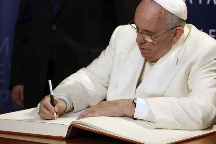 Papa Francisco assina livro em cerimônia no Parlamento Europeu em Estrasburgo nesta terça-feira (Christophe Karaba/Divulgação)