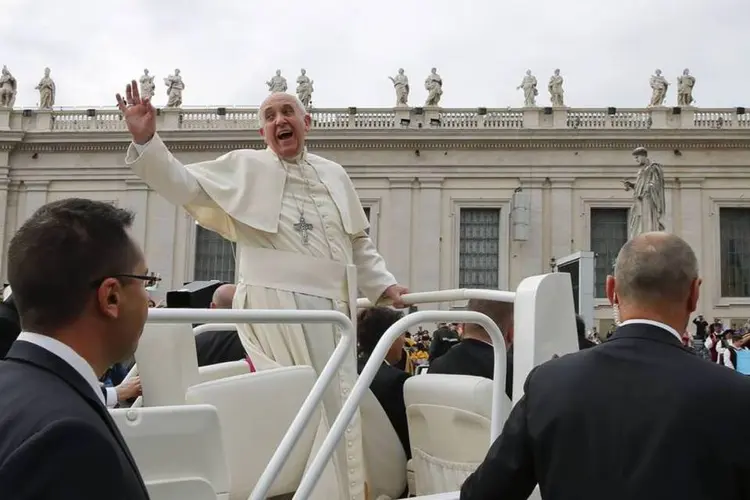 Papa Francisco acena ao público de seu papamóvel, na Praça São Pedro, no Vaticano (Tony Gentile/Reuters)