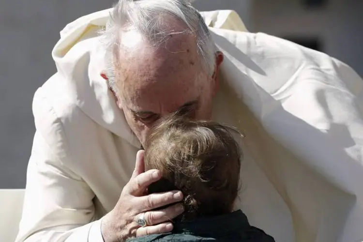Papa Francisco beija uma criança ao chegar na sua audiência semanal de quarta-feira na Praça de São Pedro, no Vaticano (Max Rossi/Reuters)