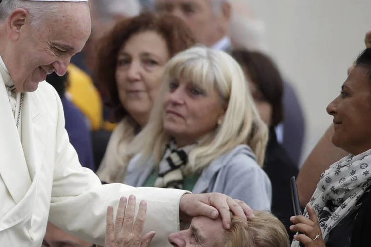 Papa Francisco abençoa uma fiel no final da audiência semanal na Praça de São Pedro, no Vaticano (Max Rossi/Reuters)