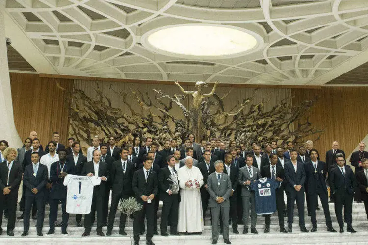 Papa Francisco junto a jogadores que participaram da partida inter-religiosa pela paz (Osservatore Romano/Reuters)