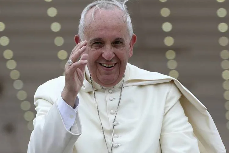 
	Papa Francisco acena ao deixar a Pra&ccedil;a de S&atilde;o Pedro, na Cidade do Vaticano
 (Alessandro Bianchi/Reuters)