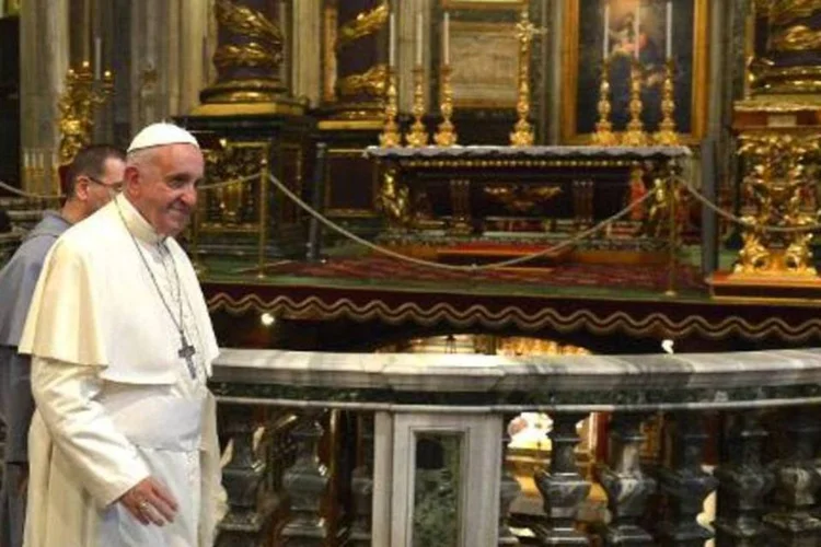 O papa Francisco deixa a Basílica de Santa Maria, em Roma, após sua viagem para a Coreia do Sul (Alberto Pizzoli/AFP)