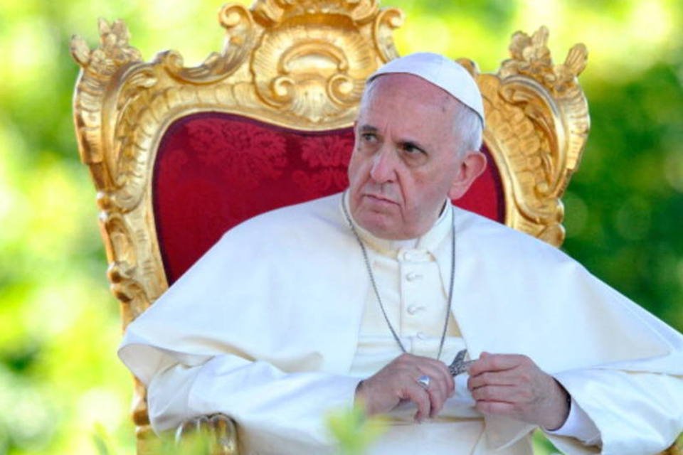 Papa critica religiosos que vivem como ricos