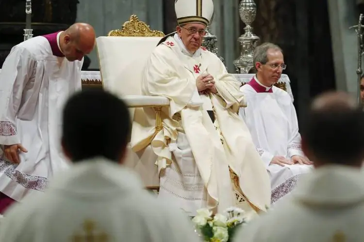 Papa francisco durante uma missão solene para empossar novos sacerdotes na Basílica de São Pedro, no Vaticano (Stefano Rellandini/Reuters)