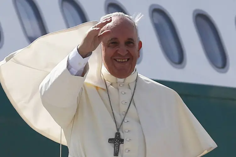 Papa Francisco acena antes de embarcar em um avião com destino à Coreia do Sul (Alessandro Bianchi/Reuters)