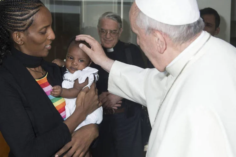 Papa Francisco abençoa Meriam Isha e seu bebê durante encontro no Vaticano (Osservatore Romano/Reuters)