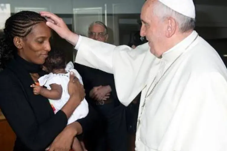Francisco abençoa Meriam e sua filha, durante uma audiência privada no Vaticano (Osservatore Romano/AFP)