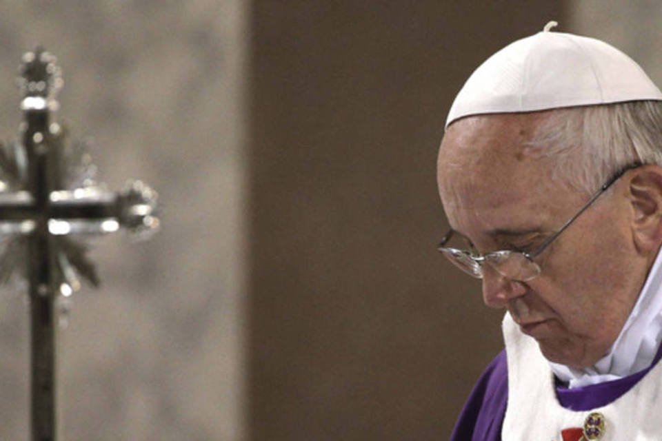 Humildemente, peço perdão, diz papa a vítimas de pedofilia