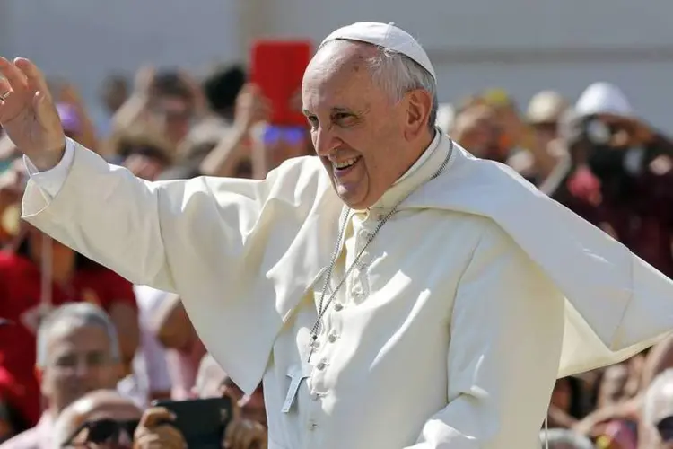 
	Papa Francisco acena durante sua audi&ecirc;ncia semanal na Pra&ccedil;a de S&atilde;o Pedro, no Vaticano
 (Giampiero Sposito/Reuters)