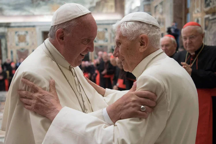
	Vaticano: o papa em&eacute;rito, de 89 anos e que renunciou ao cargo em 2013, um fato in&eacute;dito em sete s&eacute;culos, parecia bem de sa&uacute;de
 (Osservatore Romano / Reuters/Reuters)