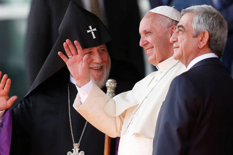 
	Arm&ecirc;nia: papa acompanhado do presidente Serzh Sargsyan e o patriarca da Igreja Apost&oacute;lica do pa&iacute;s, Karekin II
 (David Mdzinarishvili / Reuters)