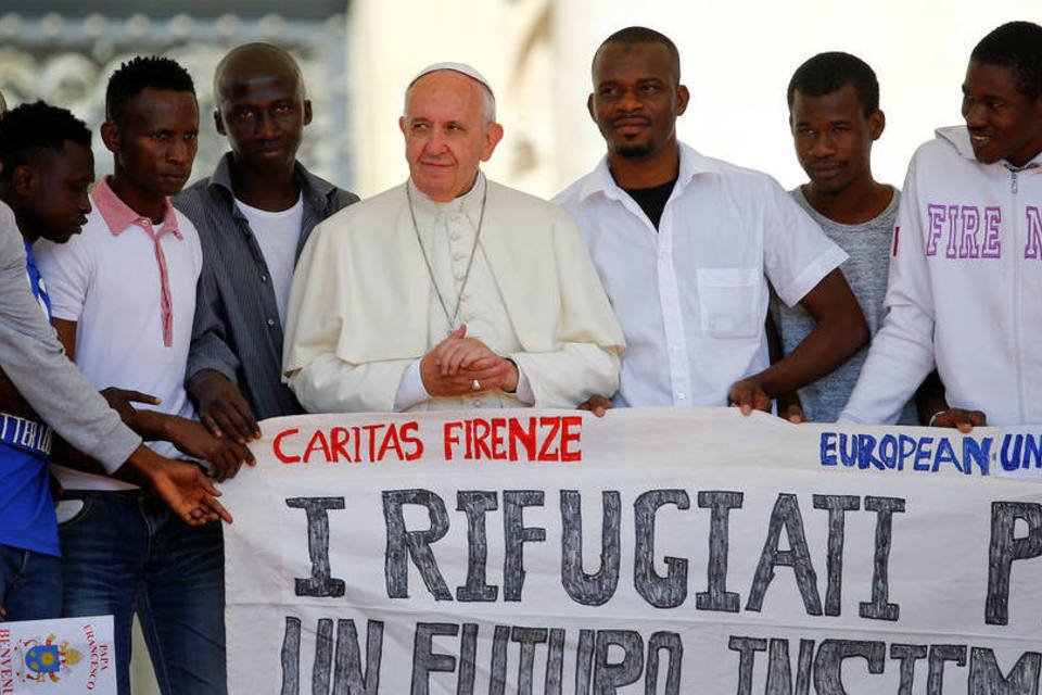 Refugiados se sentam com papa na Praça de São Pedro
