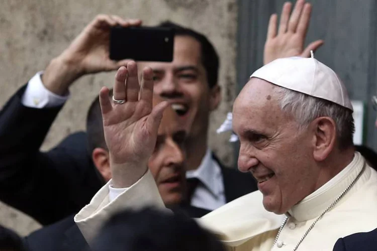 Papa Francisco acena enquanto deixa a Igreja de Santo Início de Loyola, após uma missa em Roma (Alessandro Bianchi/Reuters)