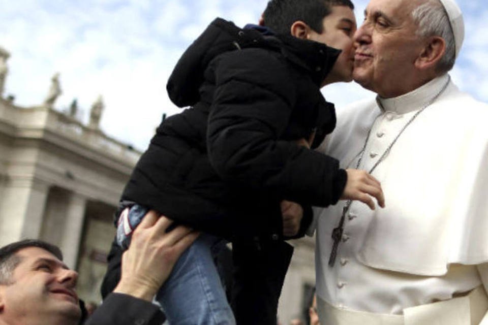 Papa Francisco dá ovos de páscoa a crianças em hospital
