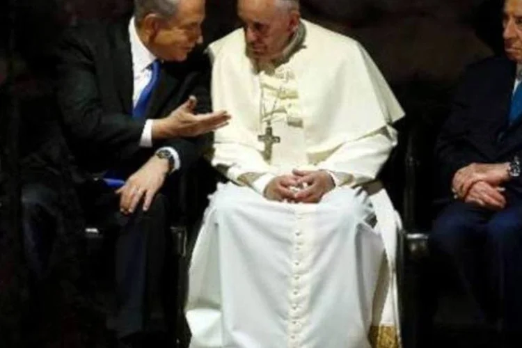 
	Papa conversa em Jerusal&eacute;m com o presidente (d) e o premier de Israel: porta-voz disse que data de ora&ccedil;&atilde;o pela paz dos l&iacute;deres israelense e palestino ainda n&atilde;o foi fixada
 (AFP)