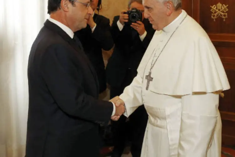 O papa Francisco (d) e o presidente francês, François Hollande: ambos reiteraram compromisso para "manter um diálogo contínuo entre Estado e Igreja Católica" (Alessandro Bianchi/Reuters)