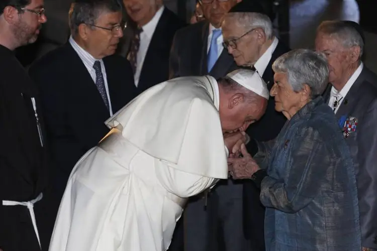 Papa Francisco beija mão de sobrevivente do holocausto: “nuca mais, Deus. Nunca mais!", disse em museu (Baz Ratner/Reuters)