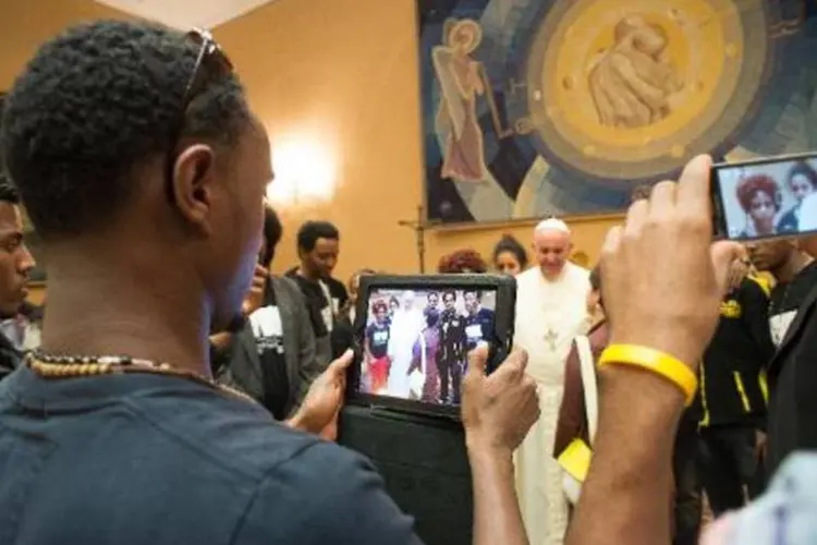 Foto mostra o Papa Francisco em encontro com sobreviventes de Lampedusa (AFP)
