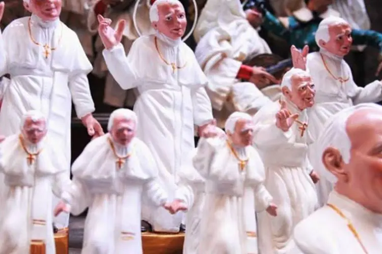 Bonecos criados em comemoração à beatificação do papa João Paulo II, que acontecerá daqui a dois dias (Laura Lezza/Getty Images)