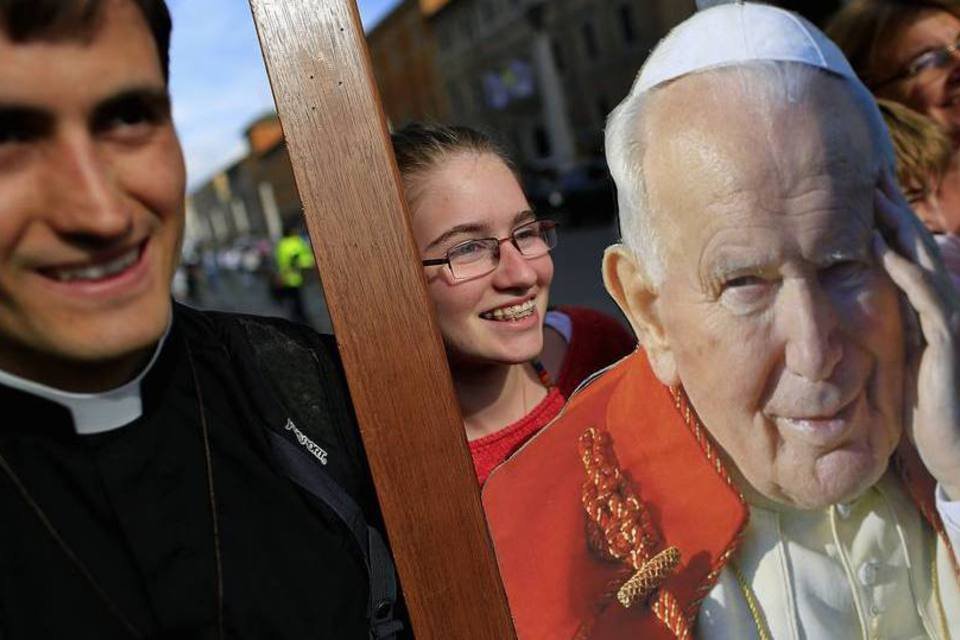 Missa a João Paulo II atrai 80 mil ao Vaticano