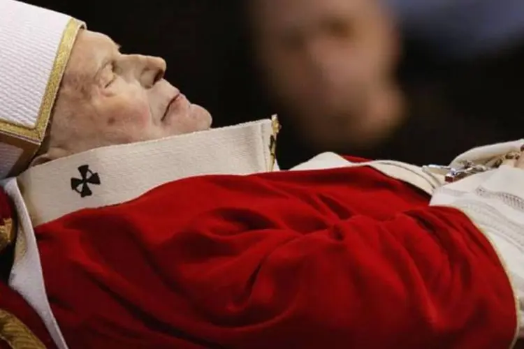 
	Corpo do Papa Jo&atilde;o Paulo II exposto na Bas&iacute;lica de S&atilde;o Pedro, no Vaticano: &quot;se houver um milagre em breve, a canoniza&ccedil;&atilde;o pode acontecer at&eacute; mesmo no pr&oacute;ximo outono&quot;
 (Mario Tama/Getty Images)