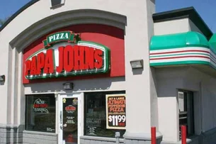 De entregador a CEO: esse imigrante construiu um império de 270 franquias da pizzaria Papa John’s