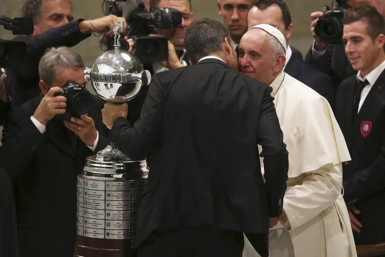 Papa Francisco cumprimenta o presidente do San Lorenzo, Matias Lammens (C) (Alessandro Bianchi/Reuters)