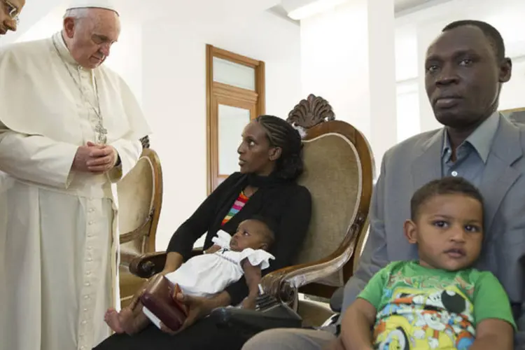 Papa Francisco conversa com Mariam Yahya Ibrahim: ela, o marido e os dois filhos foram recebidos pelo papa em encontro privado, no Vaticano (Osservatore Romano/Reuters)