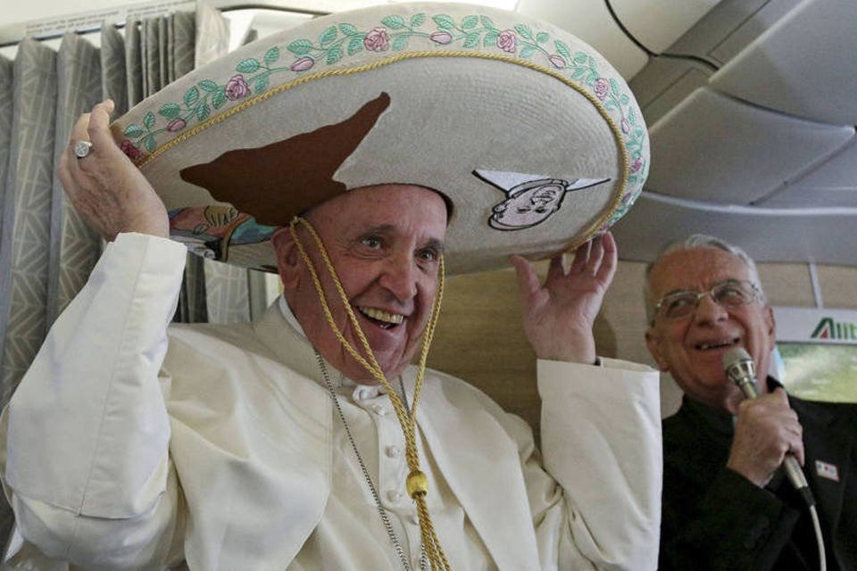 Papa inicia visita ao México com escala em Havana
