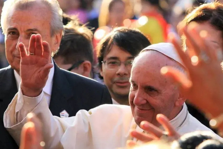 Papa Francisco acena para multidão em Assunção, no Paraguai (REUTERS)