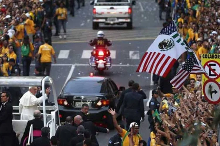 
	Papa&nbsp;Francisco acena para multid&atilde;o no Rio de Janeiro: manifestantes seguem rumo ao Pal&aacute;cio Guanabara, onde o papa&nbsp;se re&uacute;ne com Cabral e a presidente Dilma Rousseff
 (Reuters)
