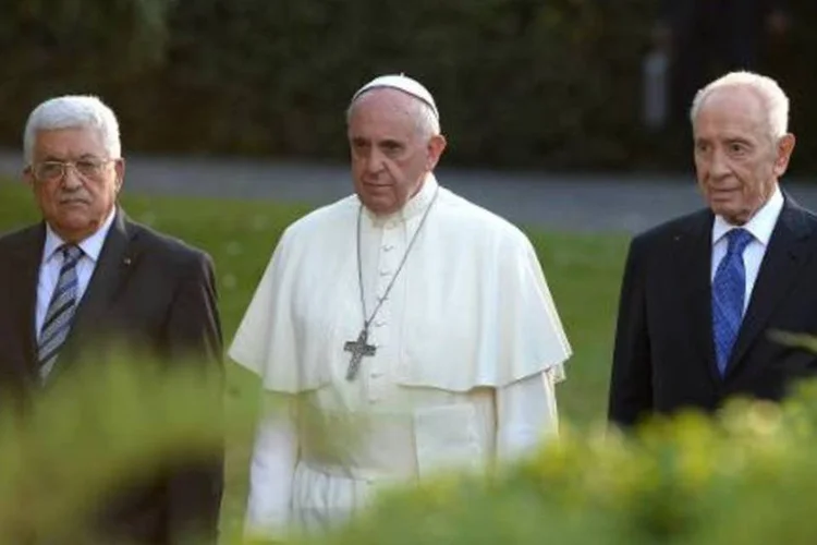 Papa Francisco (C), Shimon Peres (D) e Mahmud Abbas (Filippo Montefort/AFP)
