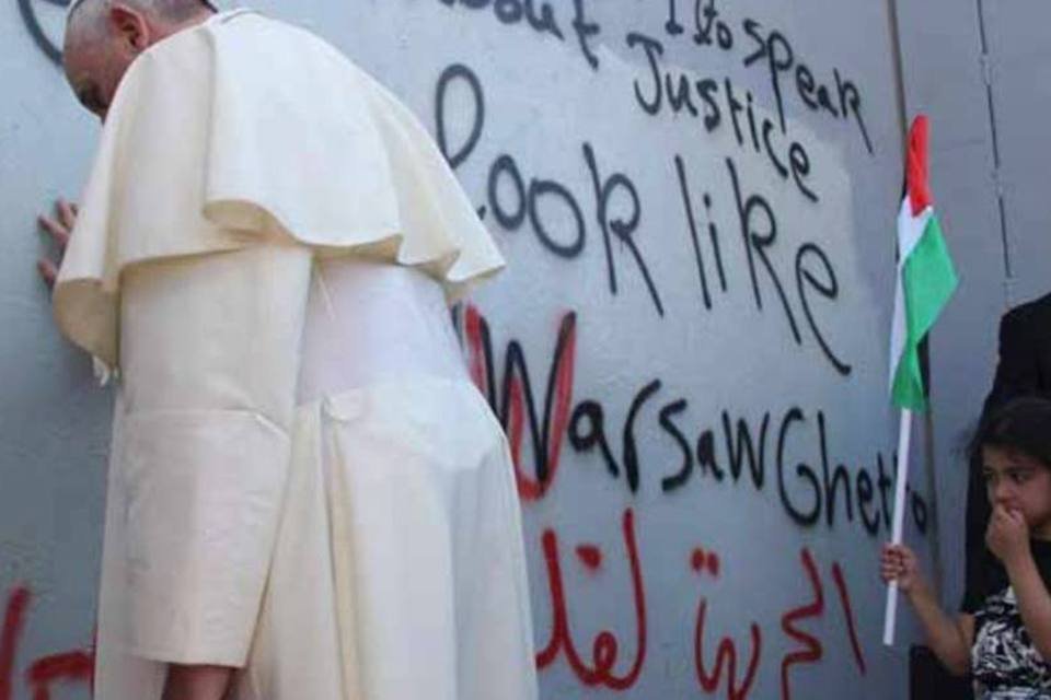 Papa reza e toca em muro que separa Palestina de Israel