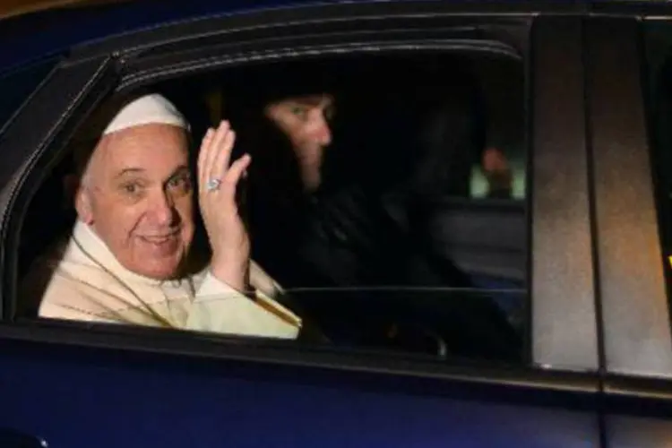 Papa Francisco deixa igreja em Roma: papa foi obrigado a anular sua visita a Israel por causa de um conflito trabalhista no ministério das Relações Exteriores, (Alberto Pizzoli/AFP)