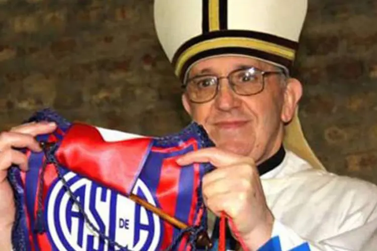 Jorge Mario Bergoglio, o papa Francisco, com o escudo do time argentino de futebol San Lorenzo (Reprodução)